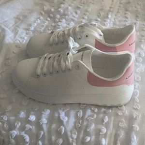 Platform running shoes